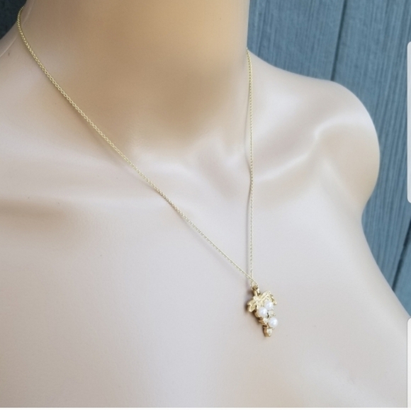 AVON VINTAGE "ROMANTIC ENSEMBLE" GOLDTONED & FAUX PEARL GRAPES PENDANT NECKLACE - Picture 2 of 4